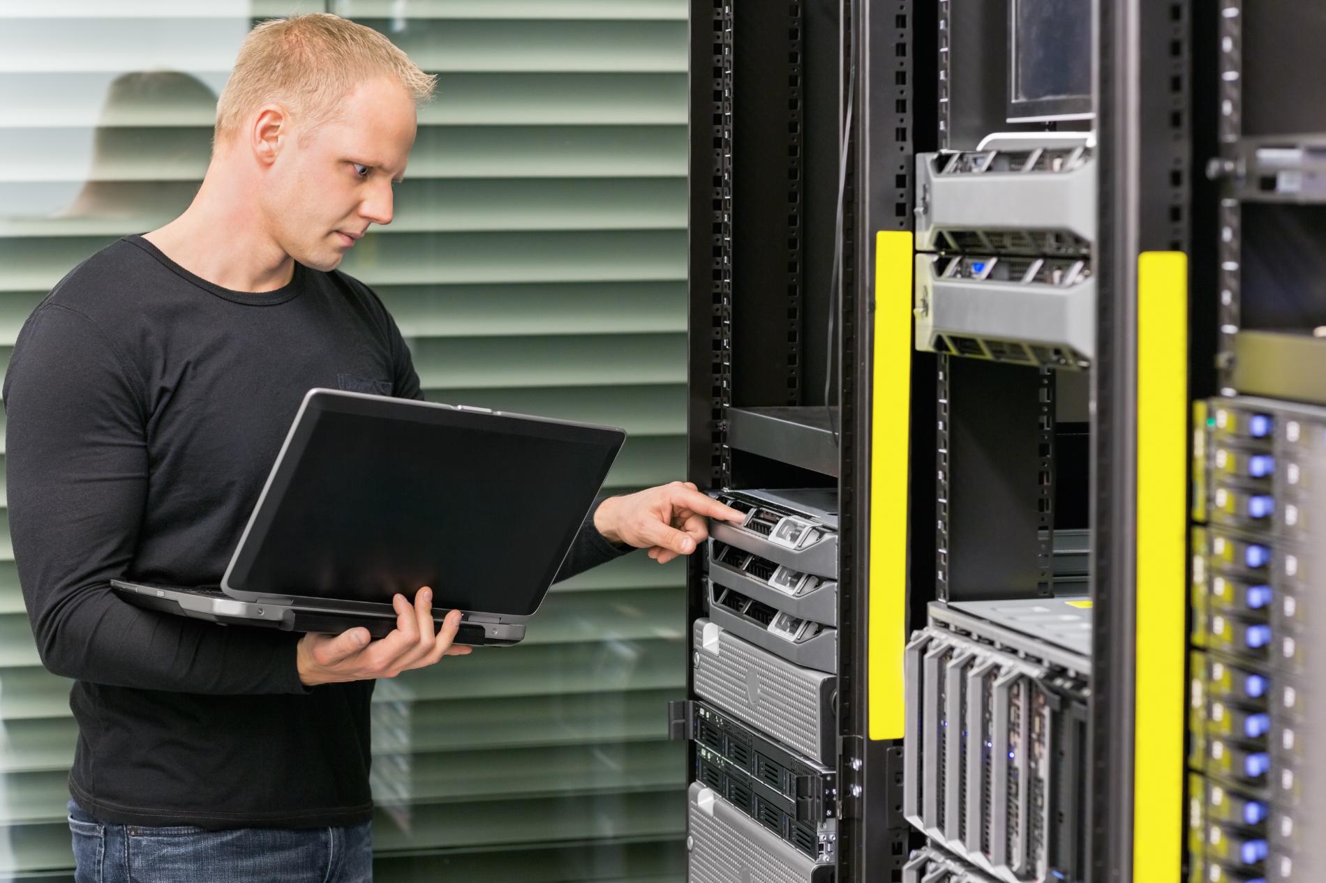 it-consultant-working-with-servers-2021-08-26-16-28-55-utc laitteet ja ohjelmistot